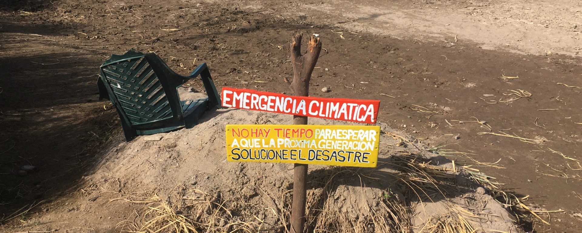 rubish and a cartell about climate emergency in a dried up river